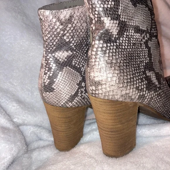 Carlos Santana Beige and Black snakeskin Ankle Booties - Picture 5 of 6